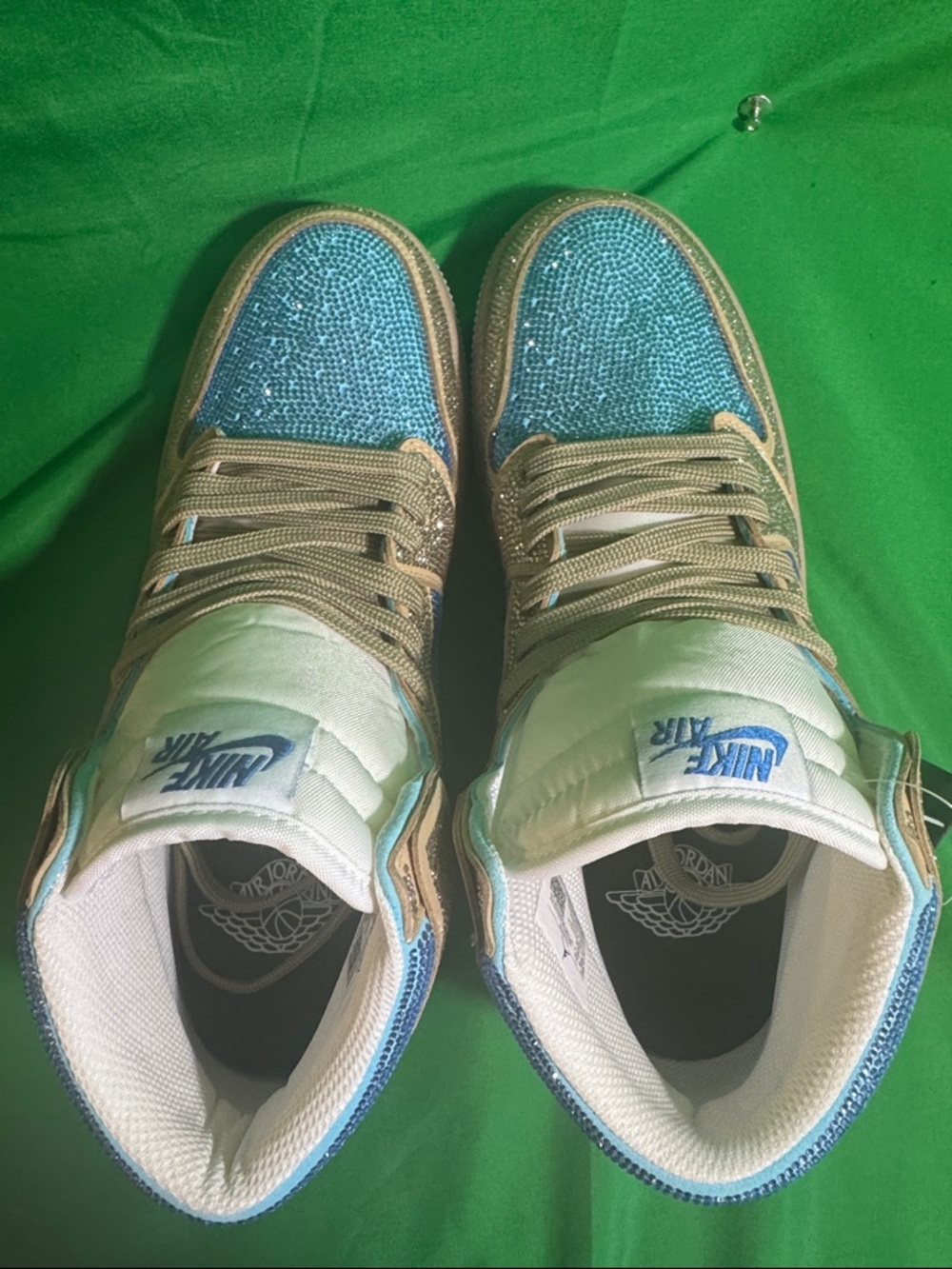 New! Custom Air Jordan 1 High sneakers embellished with “Swarovski Crystals” - Picture 5 of 9